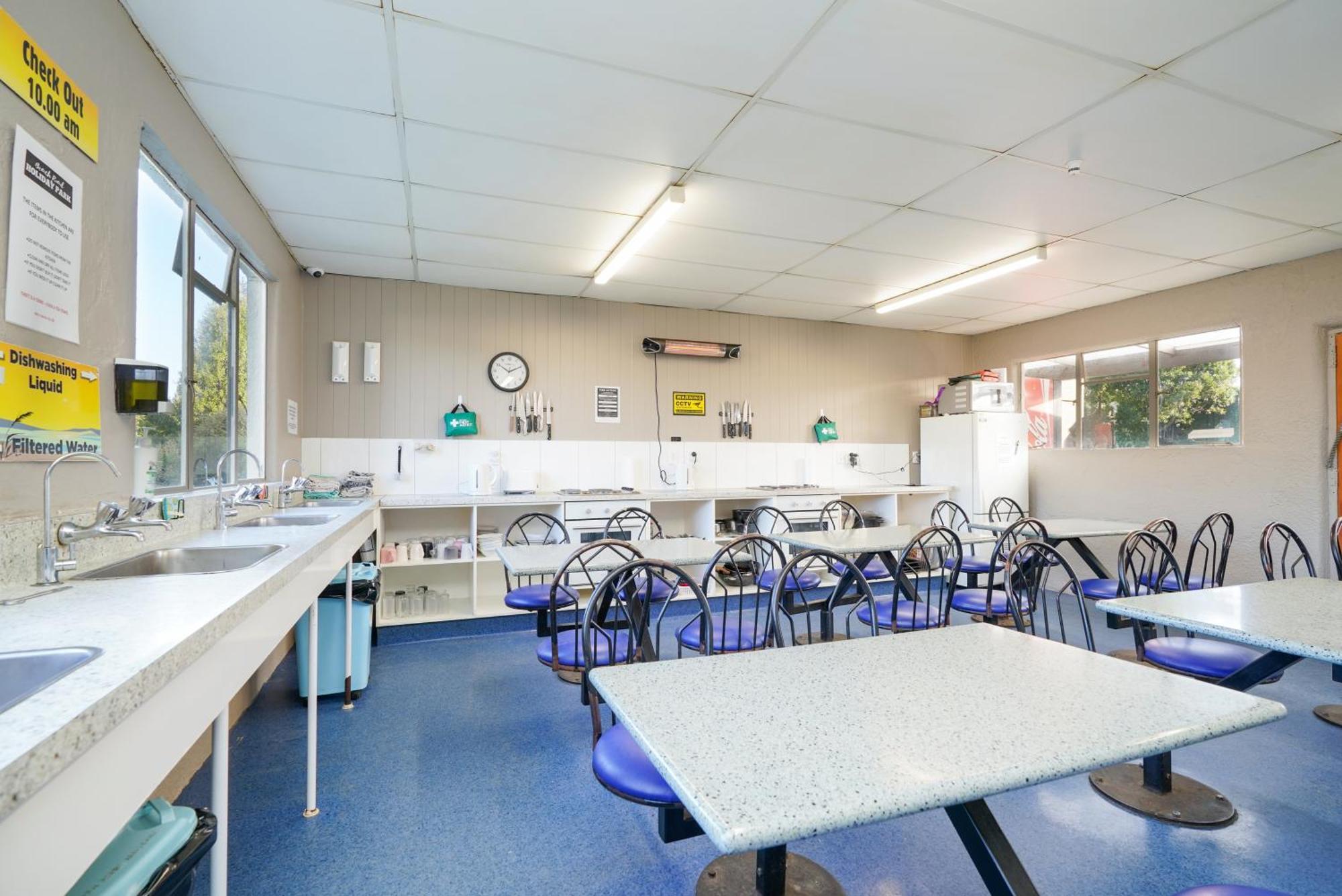 Beach Road Holiday Park Otatara Exterior foto